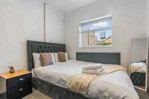 Ένα ή περισσότερα κρεβάτια σε δωμάτιο στο Group Friendly Wifi Sheffield Flat, sleeps 6 +26 φωτογραφίες