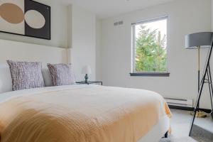 ein weißes Schlafzimmer mit einem Bett und einem Fenster in der Unterkunft Blueground Northeast Bellevue rooftop nr Lake Sammamish SEA-904 in Highlands