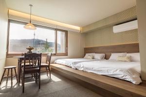 Una cama o camas en una habitación de EXTAY Mansion Chungmuro