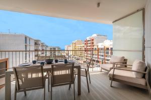 a room with a table and chairs on a balcony at Cond Bayline - Safia - Pool - SPA - Beach - GYM - BY BEDZY in Armação de Pêra