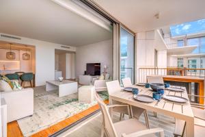 a living room with a table and chairs at Cond Bayline - Safia - Pool - SPA - Beach - GYM - BY BEDZY in Armação de Pêra