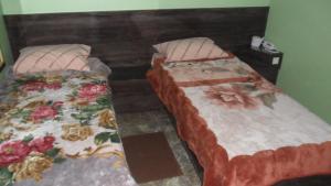 duas camas sentadas uma ao lado da outra num quarto em Trilhos Hotel em São Paulo