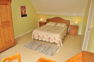 Un dormitorio con una cama y dos mesitas de noche. en Gîtes de Lopéau - jusqu'à 8 invités, en Plogonnec