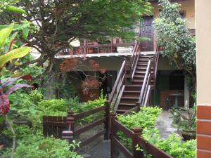 una escalera que conduce a un edificio con plantas en Estalagem Tatuí, en Cabo Frío
