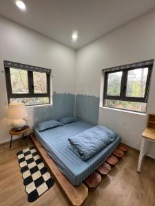 Katil atau katil-katil dalam bilik di Dốc mộng mơ homestay & villa