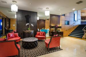 um átrio com cadeiras vermelhas e uma escada em Beacon Hotel & Corporate Quarters em Washington