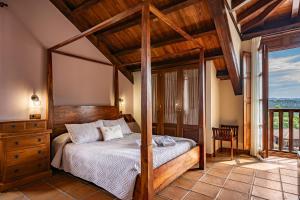 SomadoにあるLa Quintana de Somao, Casa Quintanaのベッドルーム1室(木製の天蓋付きベッド1台付)