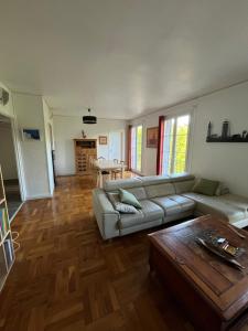 una sala de estar con un sofá y una mesa en Appartement Le Havre, en Le Havre