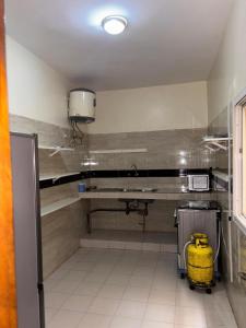 a kitchen with a sink and a yellow object in a room at Appartement meublé 3 chambres salon in Dakar