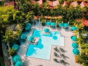 莱特鲁瓦西莱Hotel Bambou的度假村泳池的鸟瞰图