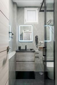 a small bathroom with a sink and a shower at Charming Madrid Las Rosas, Alojamiento de 2 habitaciones con cocina in Madrid