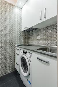 a kitchen with a washing machine and a sink at Charming Madrid Las Rosas, Alojamiento de 2 habitaciones con cocina in Madrid