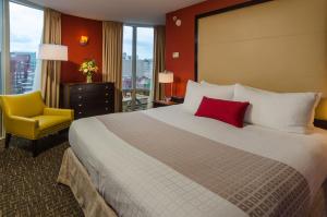 En eller flere senge i et værelse på Beacon Hotel & Corporate Quarters