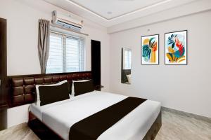 a bedroom with a large bed in a room at HOTEL O STAY INN RESIDENCY in Upal