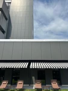 a building with chairs in front of a building at The Aries Hotel in Vicenza