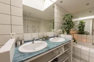 Ένα μπάνιο στο Maison Lacustre - Maison contemporaine avec vue panoramique sur le lac d'Annecy