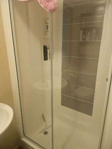 Et badeværelse på Kelling Heath Holiday Park - Holiday Accommodation 20762