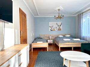 - une chambre avec 2 lits et une table dans l'établissement Dom wakacyjny Zwierzyniec, à Zwierzyniec 19 autres photos