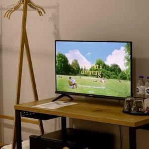 un monitor per computer seduto su un tavolo di legno di Dewy Hill ดิวอี้ ฮิลล์ เขาใหญ่ วังน้ำเขียว a Ban Khlong Krathon