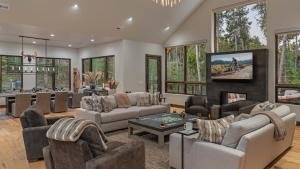 TV/trung tâm giải trí tại Trailblazer Lodge