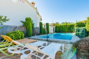 a villa with a swimming pool and two lounge chairs at Villa Mario para 8 con piscina privada AA y Wi-Fi. in Vinaròs