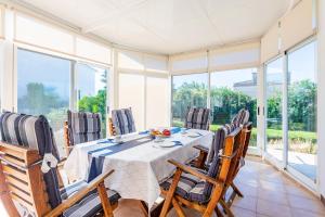 a dining room with a table and chairs at Villa Mario para 8 con piscina privada AA y Wi-Fi. in Vinaròs