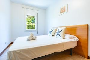 a bedroom with a large bed with a wooden headboard at Villa Mario para 8 con piscina privada AA y Wi-Fi. in Vinaròs +15 photos