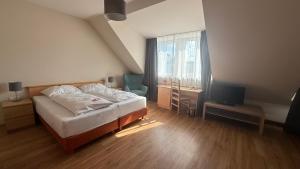 a bedroom with a bed and a television in it at Hotel Deutsches Theater Landwehrstraße in Munich +47 photos