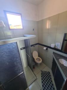 a small bathroom with a toilet and a sink at Casa Temporada Lençóis in Lençóis