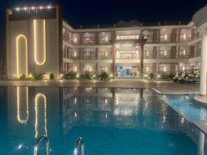 Bazén v ubytování Nirvana Grand Hotel & Resort nebo v jeho okolí