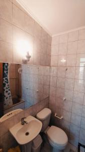 Un baño con un inodoro blanco y un lavabo. en Alojamientos Marina Centro, en Viña del Mar