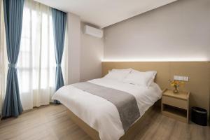 Ένα ή περισσότερα κρεβάτια σε δωμάτιο στο Guangzhou Oulan Hotel +18 φωτογραφίες