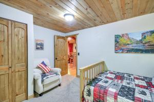 Ένα ή περισσότερα κρεβάτια σε δωμάτιο στο Creekside Ten Sleep Vacation Rental and Deck and Grill