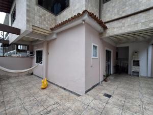 a building with a yellow fire hydrant in a courtyard at Casa No Centro de Angra da Glaucia in Angra dos Reis