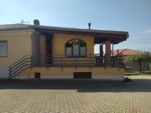 a small house with a porch and a balcony at Dimora Gundin in Govone +49 photos