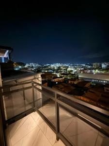 a view of a city at night from a balcony at Moderno apt con vista a la ciudad y estilo único in Pereira
