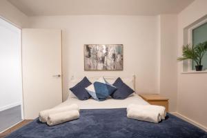 En eller flere senge i et værelse på Manchester Arndale apartment