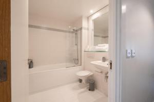 Et badeværelse på Manchester Arndale apartment + 13 billeder