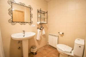 UtergaにあるAcogedora casa rural a 10 minutos de Pamplonaの洗面台、トイレ、鏡のあるバスルーム +43枚の写真