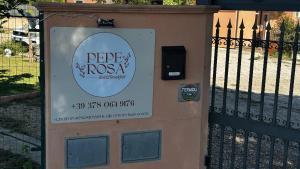 a sign on the side of a fence at Pepe Rosa in Termoli