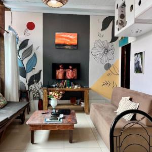 a living room with a couch and a table at Belíssima Casa na praia in Ilhéus