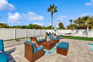 Posezení v ubytování Sunny Upper Level 1 Block from 2 Beaches w/Private Pool, High-Speed Wi-Fi