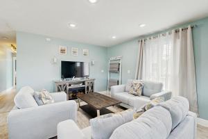 TV a/nebo společenská místnost v ubytování Sunny Upper Level 1 Block from 2 Beaches w/Private Pool, High-Speed Wi-Fi