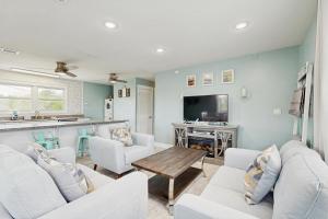 TV a/nebo společenská místnost v ubytování Sunny Upper Level 1 Block from 2 Beaches w/Private Pool, High-Speed Wi-Fi