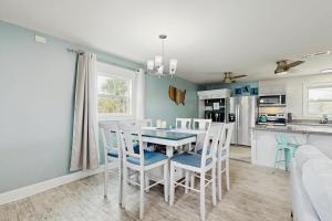 Kuchyň nebo kuchyňský kout v ubytování Sunny Upper Level 1 Block from 2 Beaches w/Private Pool, High-Speed Wi-Fi + 42 fotografií