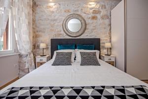 Postel nebo postele na pokoji v ubytování Carera Deluxe Rovinj
