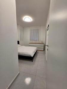 a small bedroom with a bed and a window at Hantke22• Horev Penthouse • Jacuzzi • 4BD in Aẖuzzat Shemu‘el