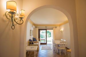 an archway leading into a dining room with a table at Beautiful Giardino Degli Oleandri-1BedApt BILO4 in Liscia di Vacca