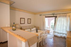 a kitchen and dining room with a table and chairs at Beautiful Giardino Degli Oleandri-1BedApt BILO4 in Liscia di Vacca +41 photos