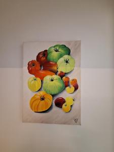 une peinture de différents types de citrouilles sur une table dans l'établissement Ô Charme Cachet, à Arques